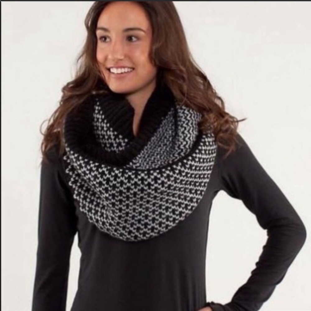 Lululemon Wool blend infinity scarf